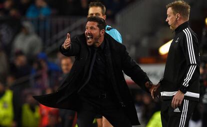 Simeone (ojo a la vena y a la mirada del cuarto árbitro) se queja de una decisión del colegiado durante el partido contra el Barcelona.