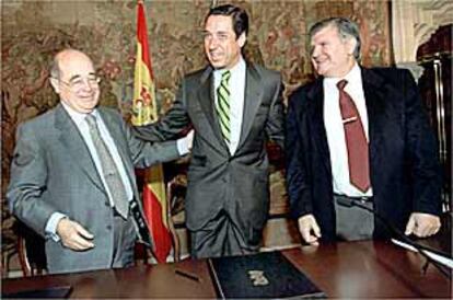 De izquierda a derecha, Cuevas, Zaplana y Ferrando, ayer, en el Palau de la Generalitat.