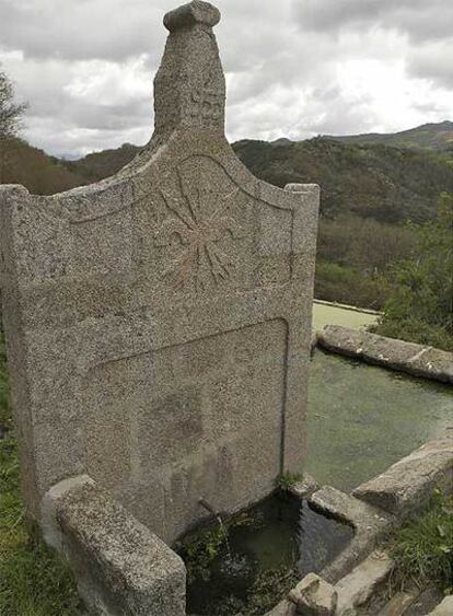 Una de las fuentes de Xunqueira con el símbolo de la Falange.