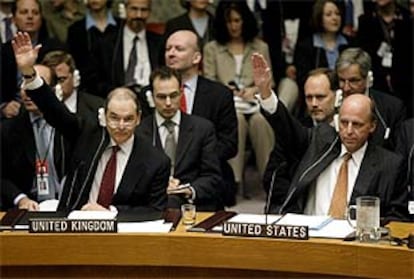 Los embajadores de EE UU y Reino Unido ante la ONU levantan sus manos en la votación del ultimátum a Irak.