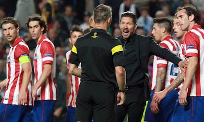 Diego Simeone protesta al &aacute;rbitro en presencia de sus jugadores por el tiempo extra que ha a&ntilde;adido al final del primer tiempo de la pr&oacute;rroga. 