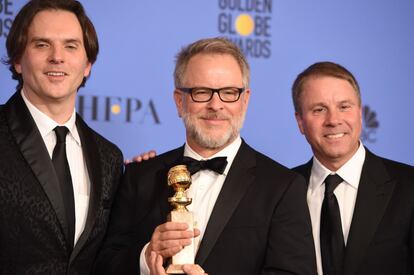 Los directores Byron Howard y Rich Moore y el productor Clark Spencer, ganadores del premio a la mejor película de animación por 'Zootopia'.