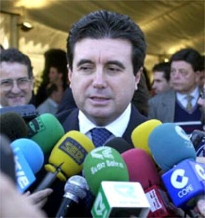 El Ministro de Medio Ambiente, Jaume Matas, responde a las preguntas de los periodistas