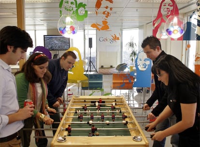 Empleados de Google España hacen un alto en la jornada laboral jugando una partida de futbolín.