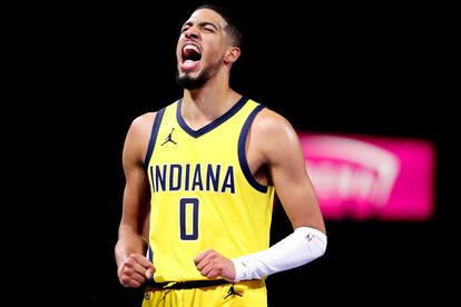 Tyrese Haliburton, de los Indiana Pacers, celebra una de sus canastas contra los Milwaukee Bucks en la semifinal de la Conferencia Este de la Copa NBA.