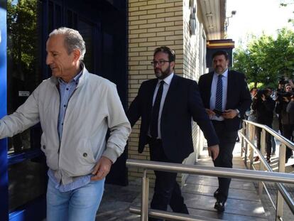 Petón, Pedro Camarero y Manuel Torres, a su llegada a comisaría el miércoles pasado.