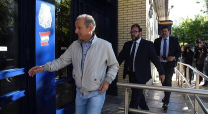 Petón, Pedro Camarero y Manuel Torres, a su llegada a comisaría el miércoles pasado.