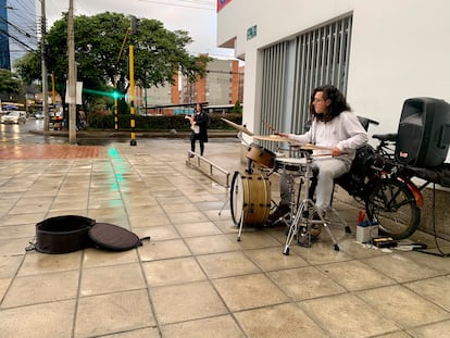 Gustavo Rueda toca la batería en las calles de Bogotá.