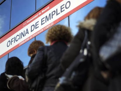 Varias mujeres hacen cola en una oficina de desempleo en Madrid.