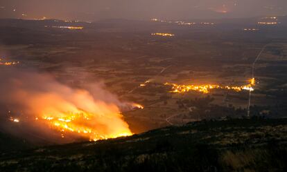 Las llamas avanzan sin control por los municipios de Cualedro, Xinzo de Limia y Baltar.