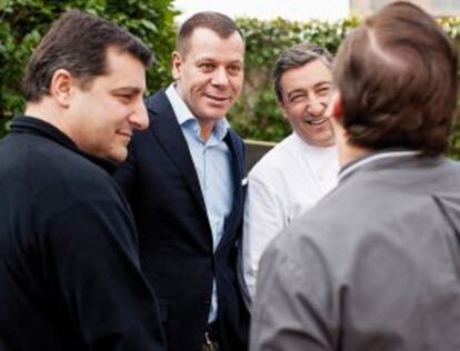 Los tres hermanos Roca charlan con el director ejecutivo de Bulthaup.