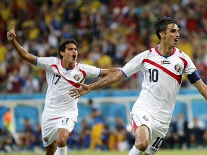 Jugadores de Costar Rica celebran un gol ante Grecia.