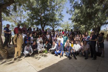 Los asistentes a los encuentros Tënk de co-producción posan para la foto de familia en el Hotel Mermoz, sede principal de la cita y del Festival de Film Documental de Saint Louis, que se celebra al mismo tiempo con la intención de dar visibilidad y premiar las producciones documentales de más calidad y más actuales de todo el continente. Profesionales de muchos países del Norte y del Sur se juntan en Saint Louis cada año para apoyar el sector audiovisual y celebrar el desarrollo del cine documental independiente en África.