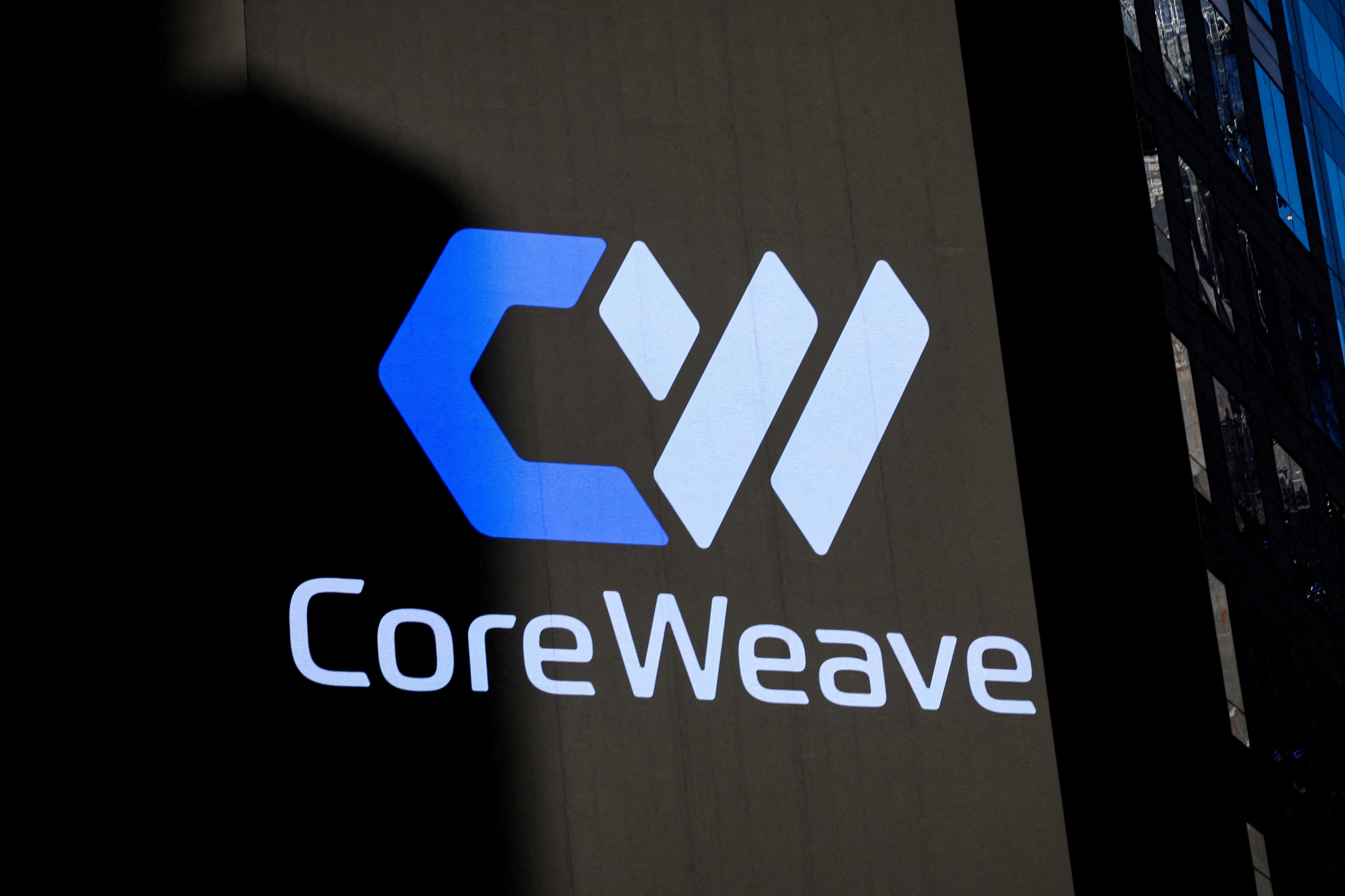 Una pantalla muestra el logotipo de CoreWeave.