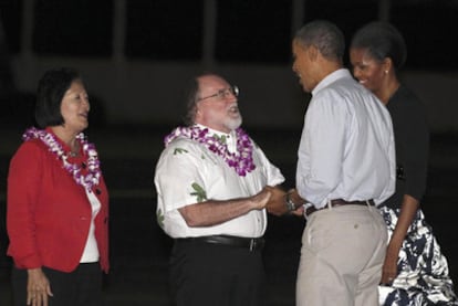 El gobernador de Hawai y su esposa reciben al presidente de EE UU, Barack Obama, y su esposa, Michelle, en Pearl Harbour.