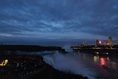 Las Cataratas del Niágara (Nueva York) en la oscuridad durante el eclipse solar.