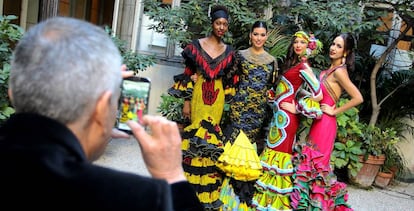 Una muestra de los trajes de flamenca hechos con telas de Senegal. 