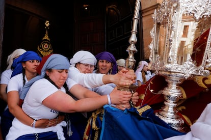 Las costaleras de Nuestra señora de Loreto aguantan el peso del paso a su salida de la ermita antes de la procesión, el Domingo de Resurreción en Ronda. 