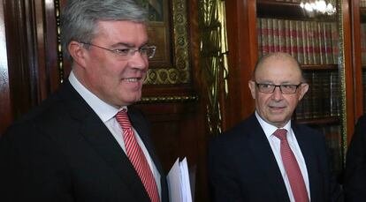 El ministro de Hacienda, Cristobal Montoro junto al secretario de Estado de Hacienda, Jose Enrique Fernandez Moya.