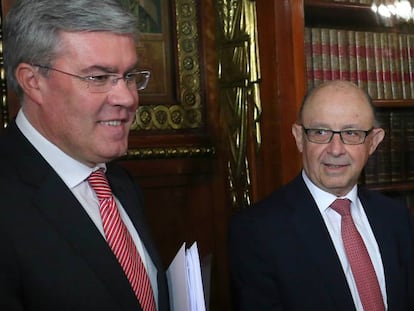 El ministro de Hacienda, Cristobal Montoro junto al secretario de Estado de Hacienda, Jose Enrique Fernandez Moya.