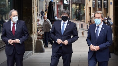 Los últimos tres expresidentes de la Generalitat, desde la izquierda,  Quim Torra, Carles Puigdemont y Artur Mas, en Perpiñán (Francia) el viernes.