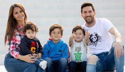 Messi, amb la seva dona i els seus tres fills.