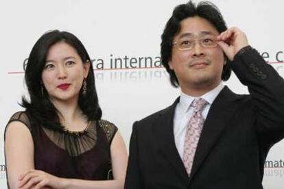 Park Chan-wook (derecha) y Lee Young-ae, director y protagonista de <i>Lady Venganza.</i>