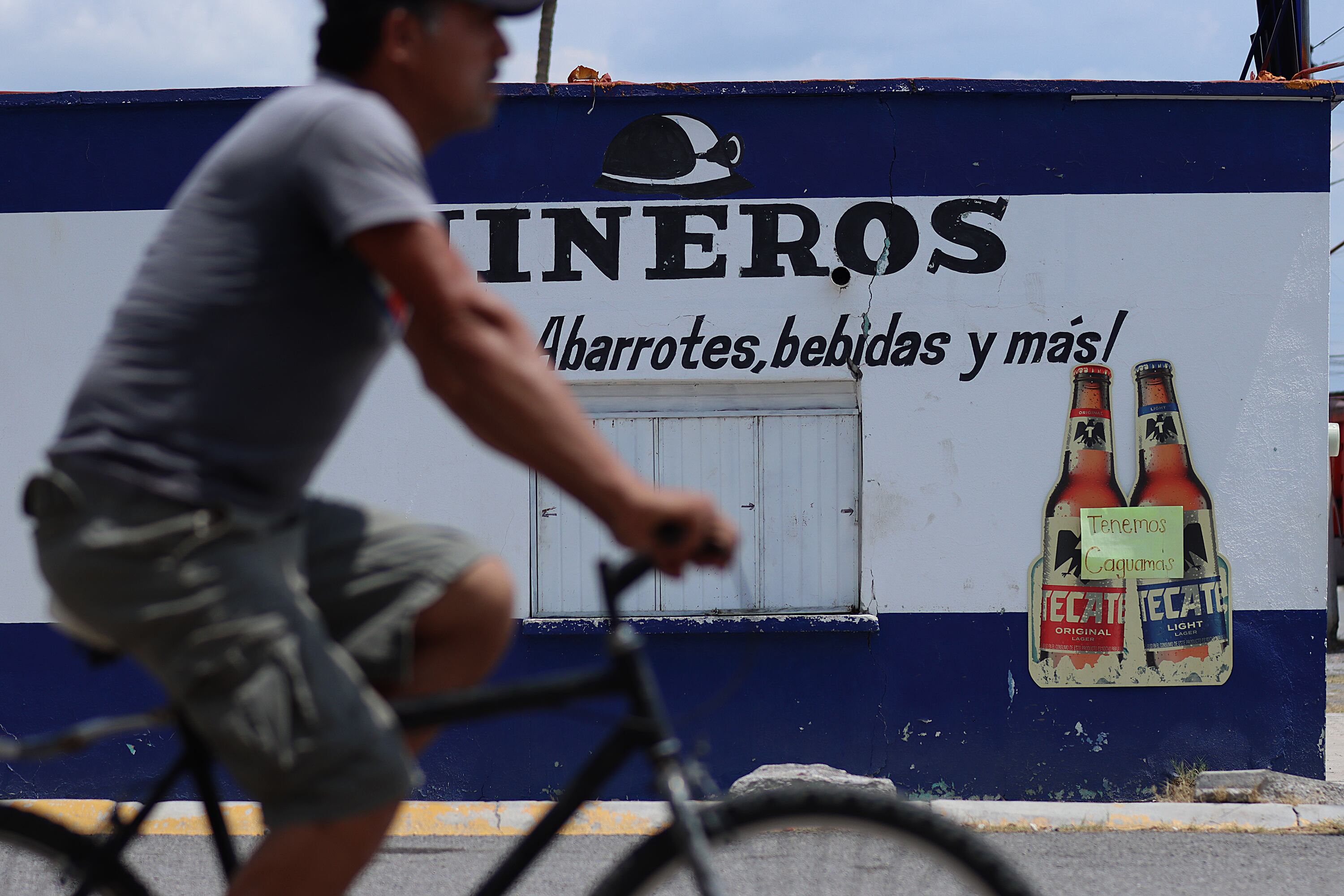 Un hombre pasea en bicicleta en una de las calles de Barroterán, el 14 de agosto de 2022.