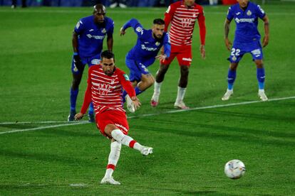 Montoro lanza el penalti que supuso el gol del equipo andaluz ante el Getafe CF, durante el partido de la séptima jornada de LaLiga, este domingo en el Coliseum Alfonso Pérez.