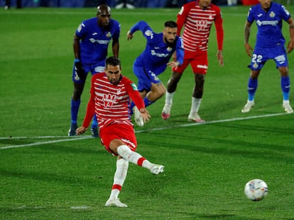 Montoro lanza el penalti que supuso el gol del equipo andaluz ante el Getafe CF, durante el partido de la séptima jornada de LaLiga, este domingo en el Coliseum Alfonso Pérez.