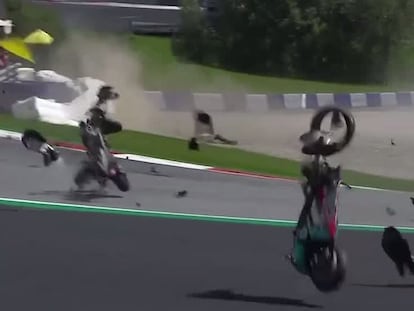 Captura del accidente entre Franco Morbidelli y Johann Zarco, en la carrera de MotoGp, este domingo.