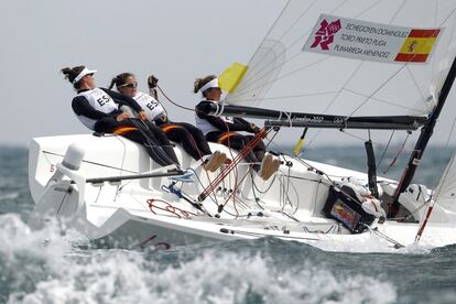 La tripulación española femenina de Match Race formada por Tamara Echegoyen, Sofía Toro y Ángela Pumariega compitiendo en la final de vela.