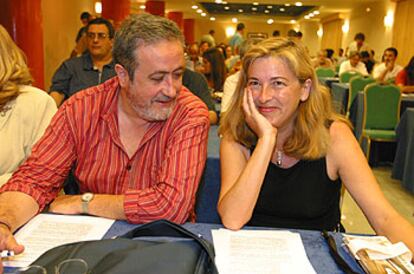 Luis Carlos Rejón y Concha Caballero, ayer, en la reunión que celebraron los críticos de IU en Carmona.