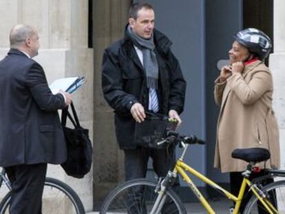 La ministra de Justicia francesa llega al palacio del El&iacute;seo en bicicleta.