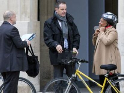 La ministra de Justicia francesa llega al palacio del Elíseo en bicicleta.