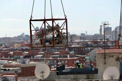 Los trabajos de demolición han empezado este martes en Badalona.