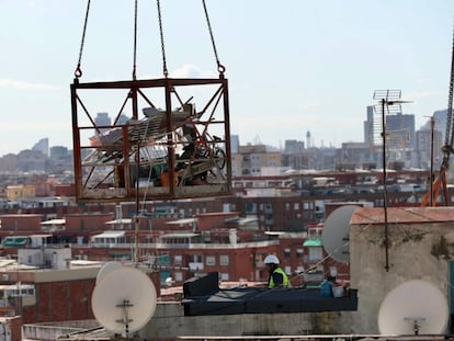 Los trabajos de demolición han empezado este martes en Badalona.