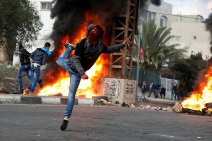 Un manifestante palestino arroja piedras contra las tropas israelíes cerca de la ciudad Cisjordana.