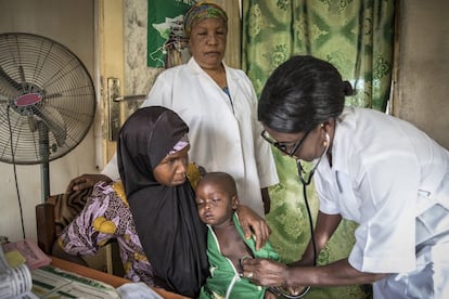 Adamu Sale, de dos años, sospechoso de padecer sarampión y neumonía, es tratado por trabajadores de la salud mientras su madre, Aisha Sale, lo retiene en una clínica de salud en Yola, en el estado de Adamawa, al noreste de Nigeria.