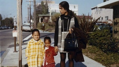 Kamala Harris (à esquerda), sua irmã mais nova, Maya, e a mãe delas, Shyamala Gopalan, em 1970.