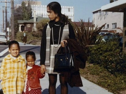 Kamala Harris (à esquerda), sua irmã mais nova, Maya, e a mãe delas, Shyamala Gopalan, em 1970.