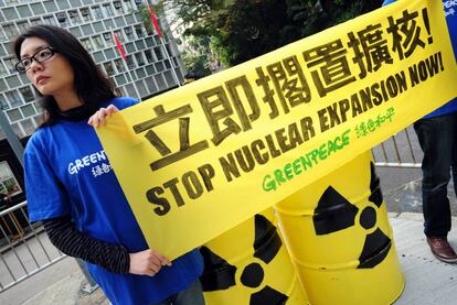 Activistas de Greenpeace muestran una pancarta frente a la sede del Gobierno en Hong Kong esta semana.