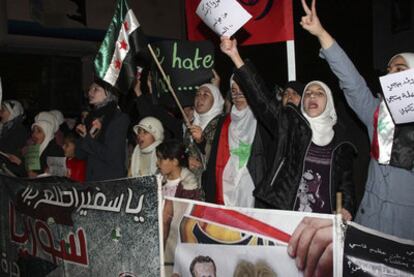 Protesta de exiliadas sirias contra Bachar el Asad en Amman.
