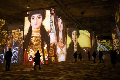 Provas de luz e som feitas antes da abertura da exposição, 'Klimt e Viena, em um século de ouro e de cores'. A instalação poderá ser visitada de 7 de março deste ano a 4 de janeiro de 2015 nas Carrieres de Lumieres de Les Baux-de-Provence, na França.