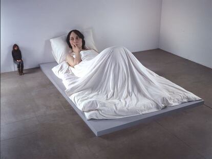 'In bed', instalación de Ron Mueck.