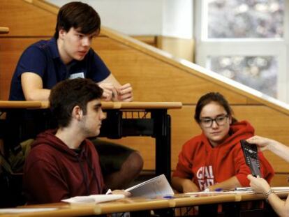 Varios estudiantes antes de un examen de selectividad en la universidad Complutense de Madrid.&nbsp;