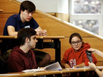 Varios estudiantes antes de un examen de selectividad en la universidad Complutense de Madrid. 