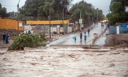 Vecinos observan el desbordamiento del río en Copiapó, Chile.