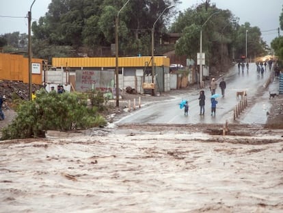 Vecinos observan el desbordamiento del río en Copiapó, Chile.
