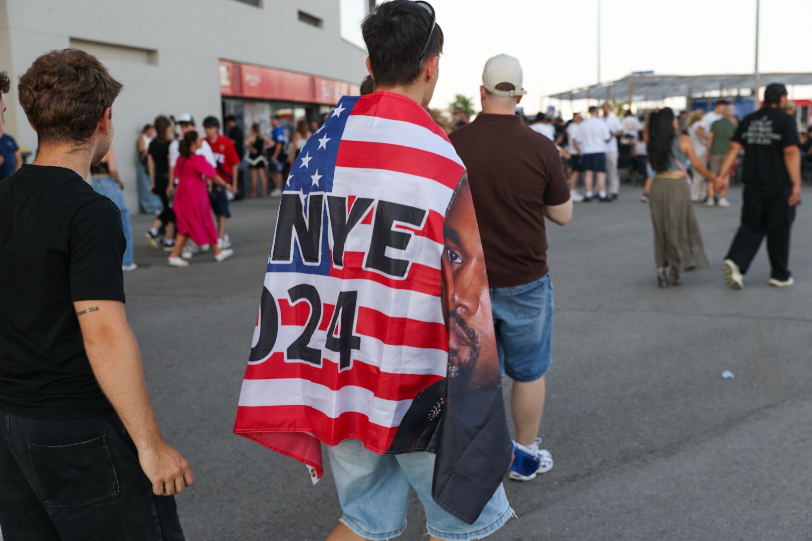 Llegada de espectadores al estadio Metropolitano de Madrid para el concierto de Kanye West, este jueves. 